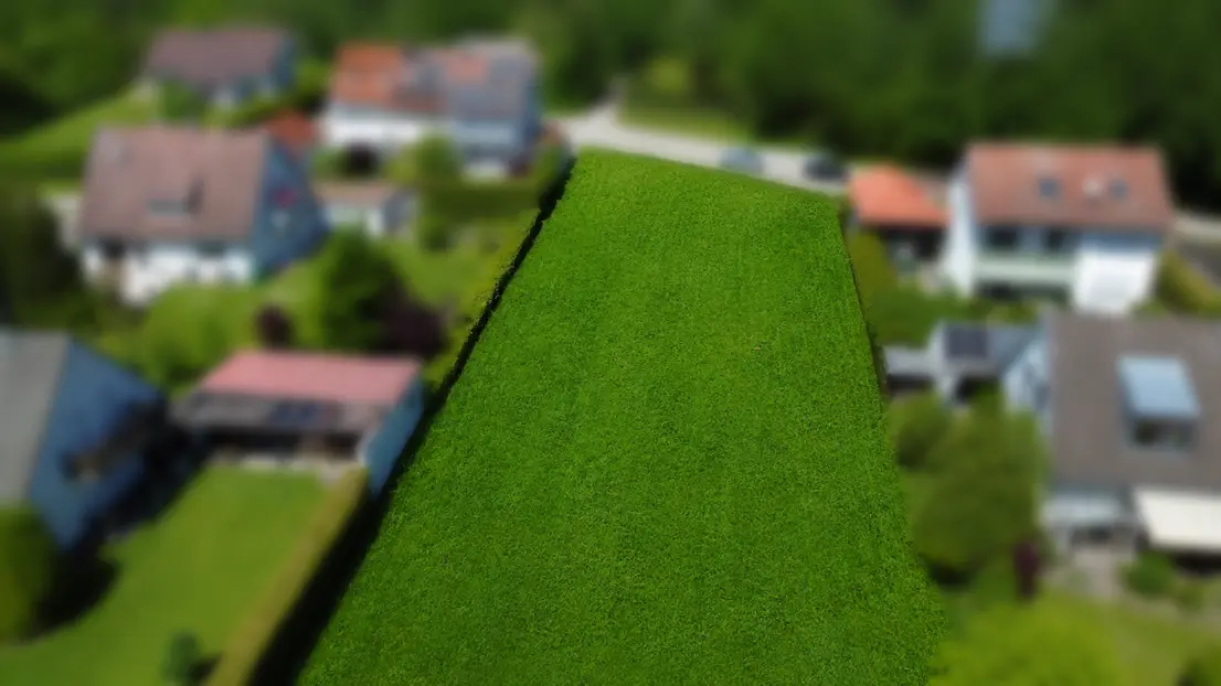 Unbebautes Grundstück mit Entwicklungspotenzial – Luftaufnahme